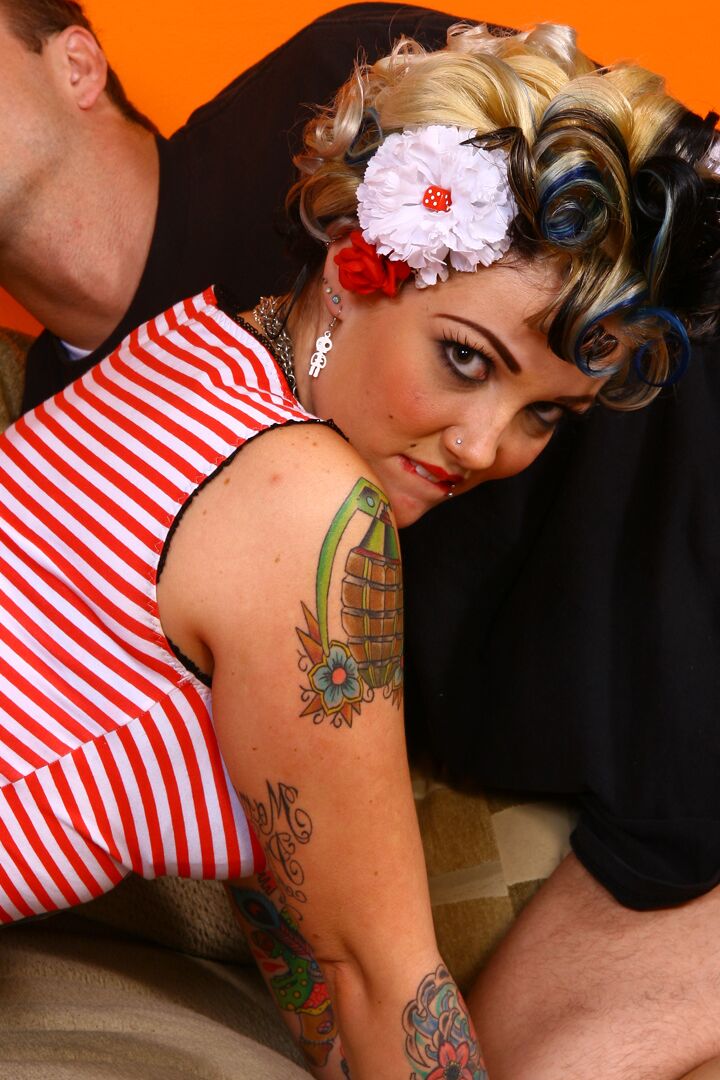 21P Das heiße Pin-up-Girl Candy Monroe wird vor den Augen ihres Liebhabers von einem BBC gerammt