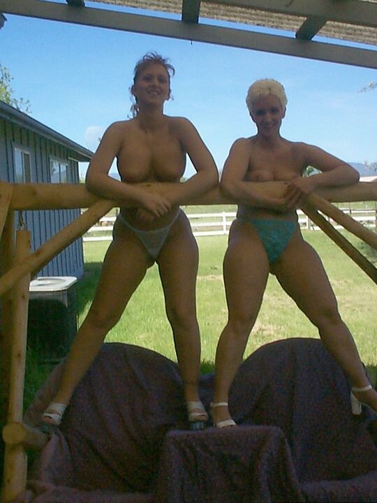 20P Mulheres amadoras fazem sexo lésbico depois de expor seus peitos em um balanço de banco