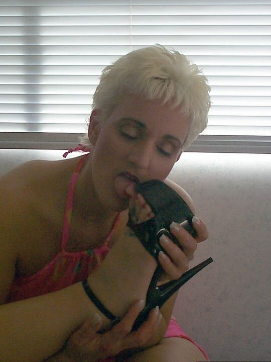 20P Mulheres amadoras fazem sexo lésbico depois de expor seus peitos em um balanço de banco