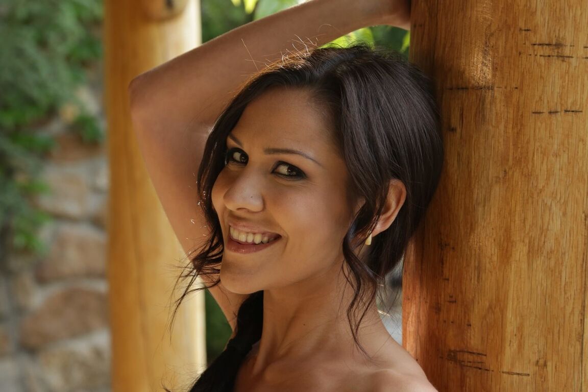 Die 10P spanische Brünette Samia Duarte ölt ihren perfekten Hintern im Freien ein