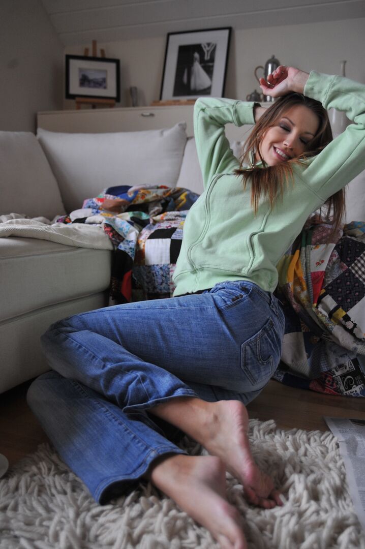 15P La beauté aux pieds nus Eufrat se met totalement nue lors d'une action en solo sur un canapé