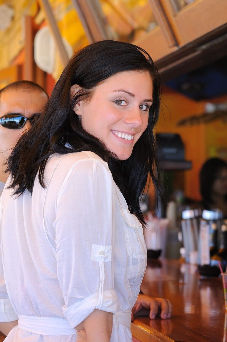 21P A esposa morena sexy Kate posa de biquíni antes de fazer uma gozada facial