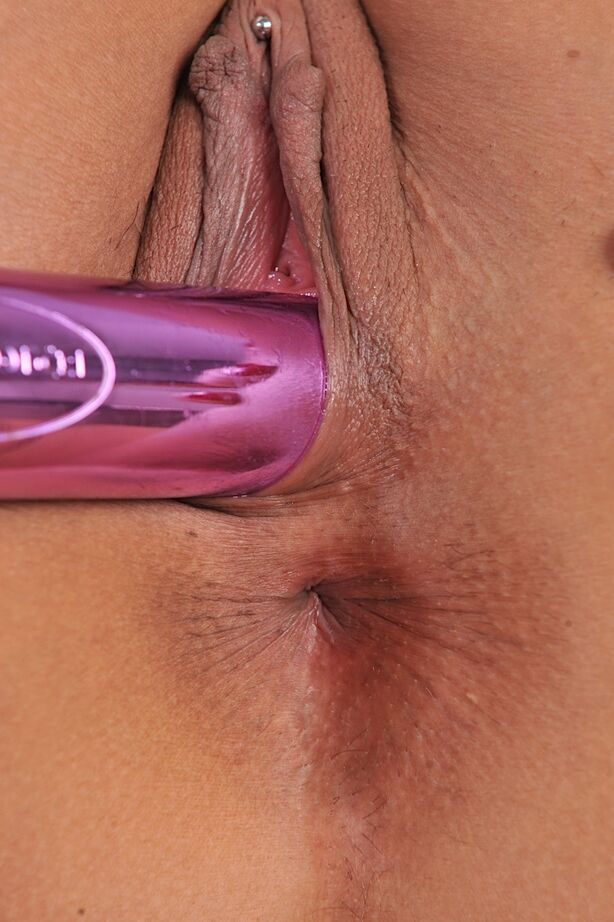 16P La MILF aux gros seins Rio Lee fait plaisir à sa chatte percée avec un vibromasseur
