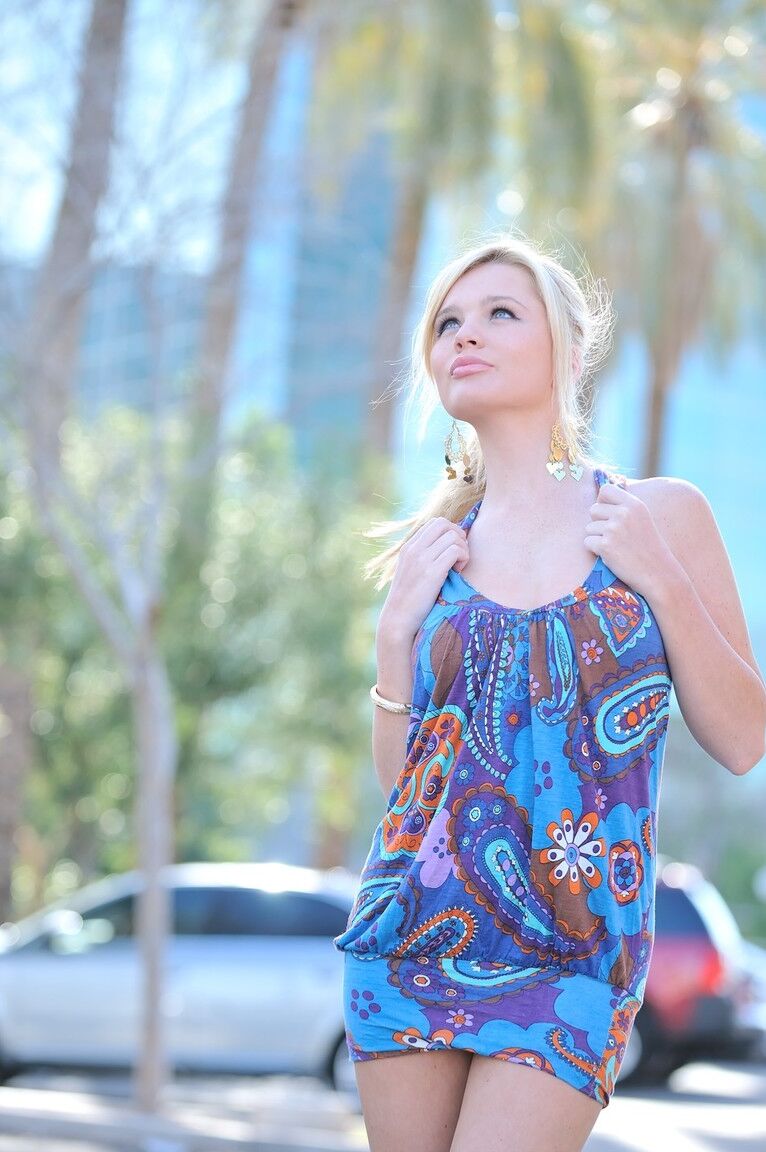 21P A loira glamorosa Nicole enchendo sua buceta furada com um vibrador em público