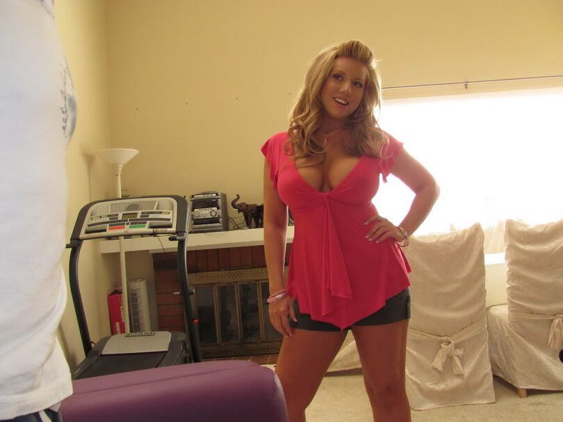 11P La rubia caliente Heather Summers recibe grandes tetas aceitadas para un masaje y chupa una polla