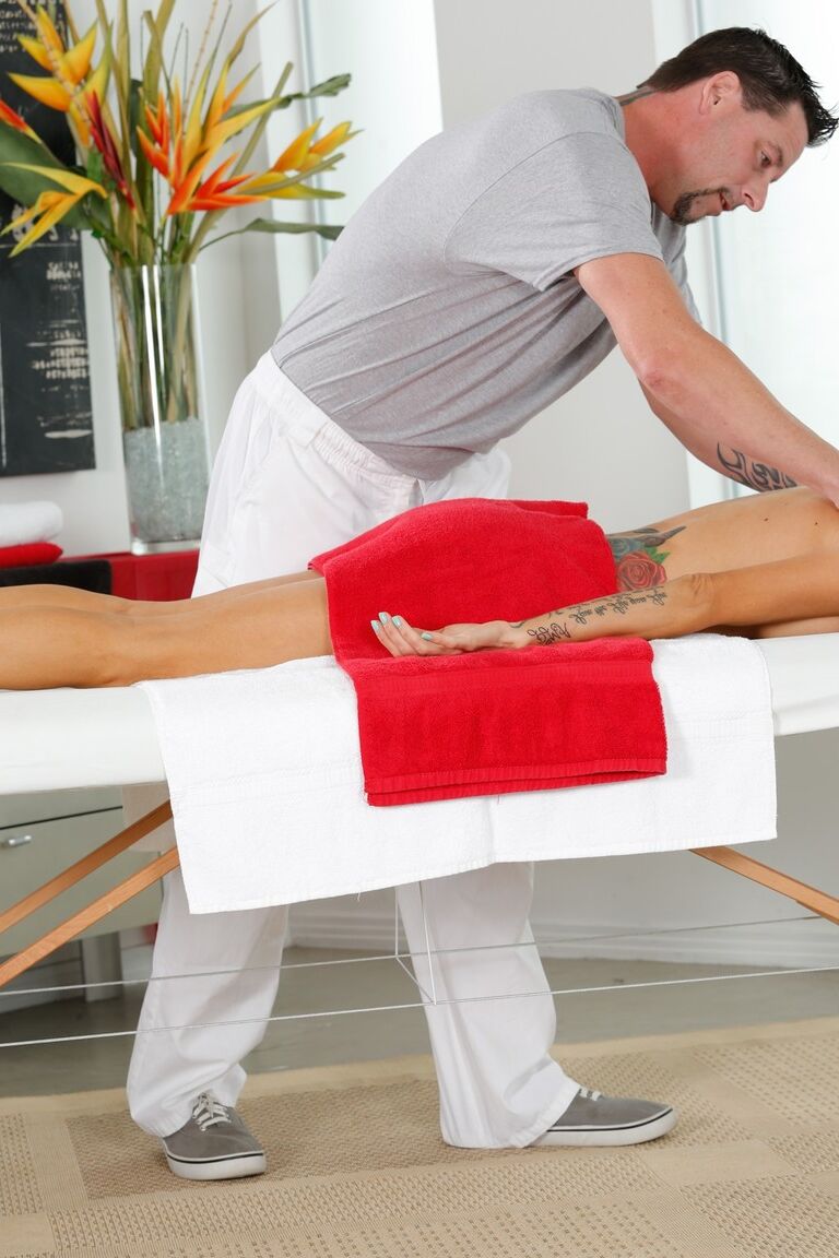 20P Petite MILF aux faux seins Sarah Jessie se fait défoncer par son masseur