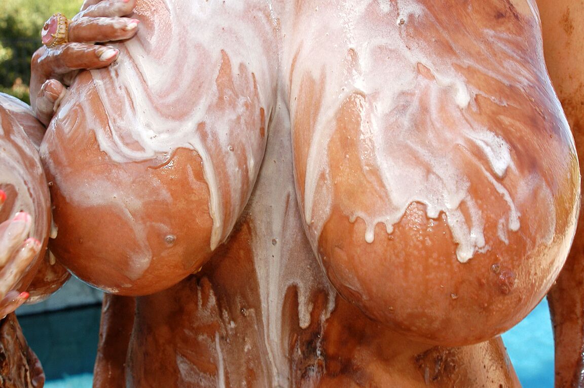 17P Summer Sinn y su MILF Kelly se untan las tetas con helado