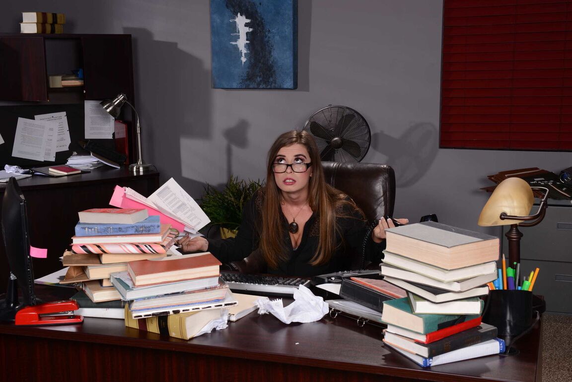 21P Buceta lambendo e fodendo no escritório com a linda secretária Bunny Freedom