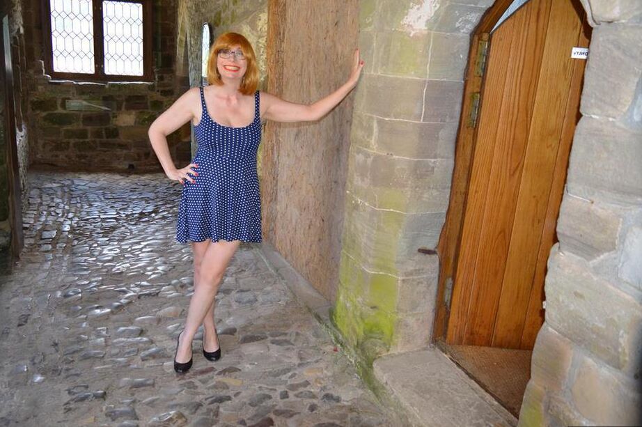 20P A ruiva amadora Barby Slut fica totalmente nua enquanto vagueia pelos terrenos do castelo
