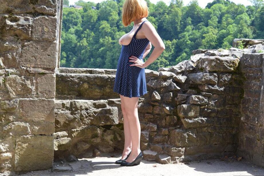 20P A ruiva amadora Barby Slut fica totalmente nua enquanto vagueia pelos terrenos do castelo