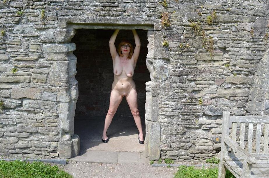 20P A ruiva amadora Barby Slut fica totalmente nua enquanto vagueia pelos terrenos do castelo