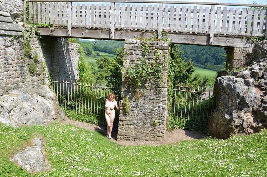 20P A ruiva amadora Barby Slut fica totalmente nua enquanto vagueia pelos terrenos do castelo