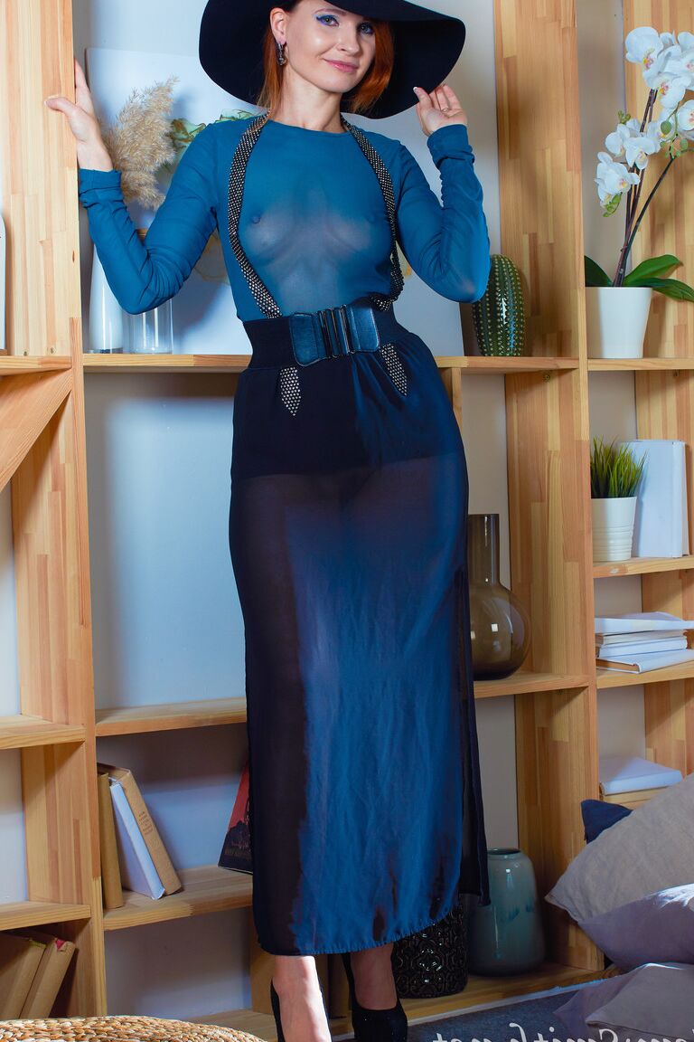 Die 15P Braless MILF Jeny Smith zieht ihre hauchdünne Bluse aus und posiert in ihren Strapsen