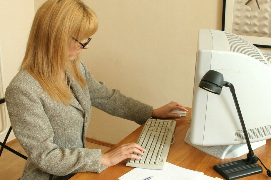 16P Rubia tetona de oficina con cuerpo delgado desnudándose y metiéndose los dedos en el coño