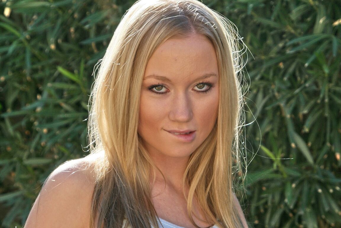 17P Madison Scott, star du porno vigoureuse, se déshabille et doigte sa chatte serrée.