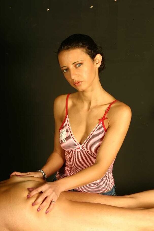 21P La douce teen brune Lenka se fait baiser par un vieil homme excité sur un lit