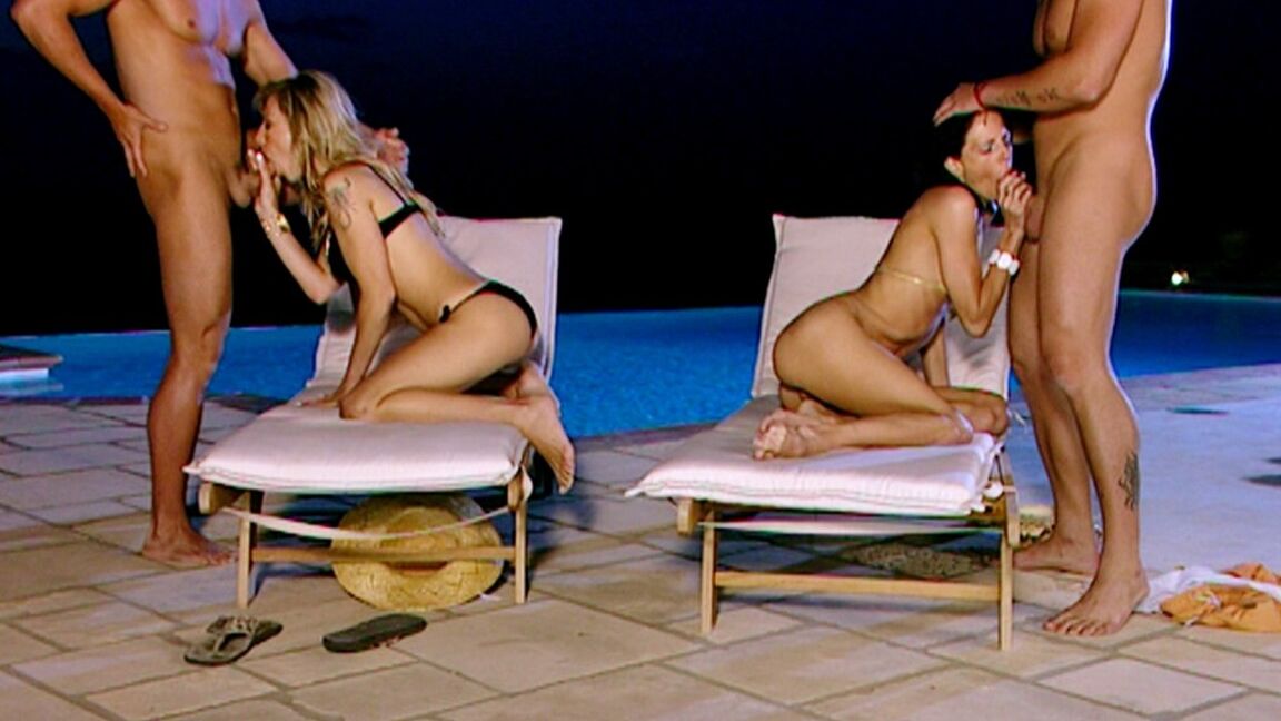 21P Deux stars du porno européennes, Aliz et Kristi Lust, se font défoncer au bord de la piscine.
