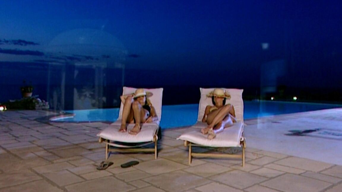 21P Deux stars du porno européennes, Aliz et Kristi Lust, se font défoncer au bord de la piscine.