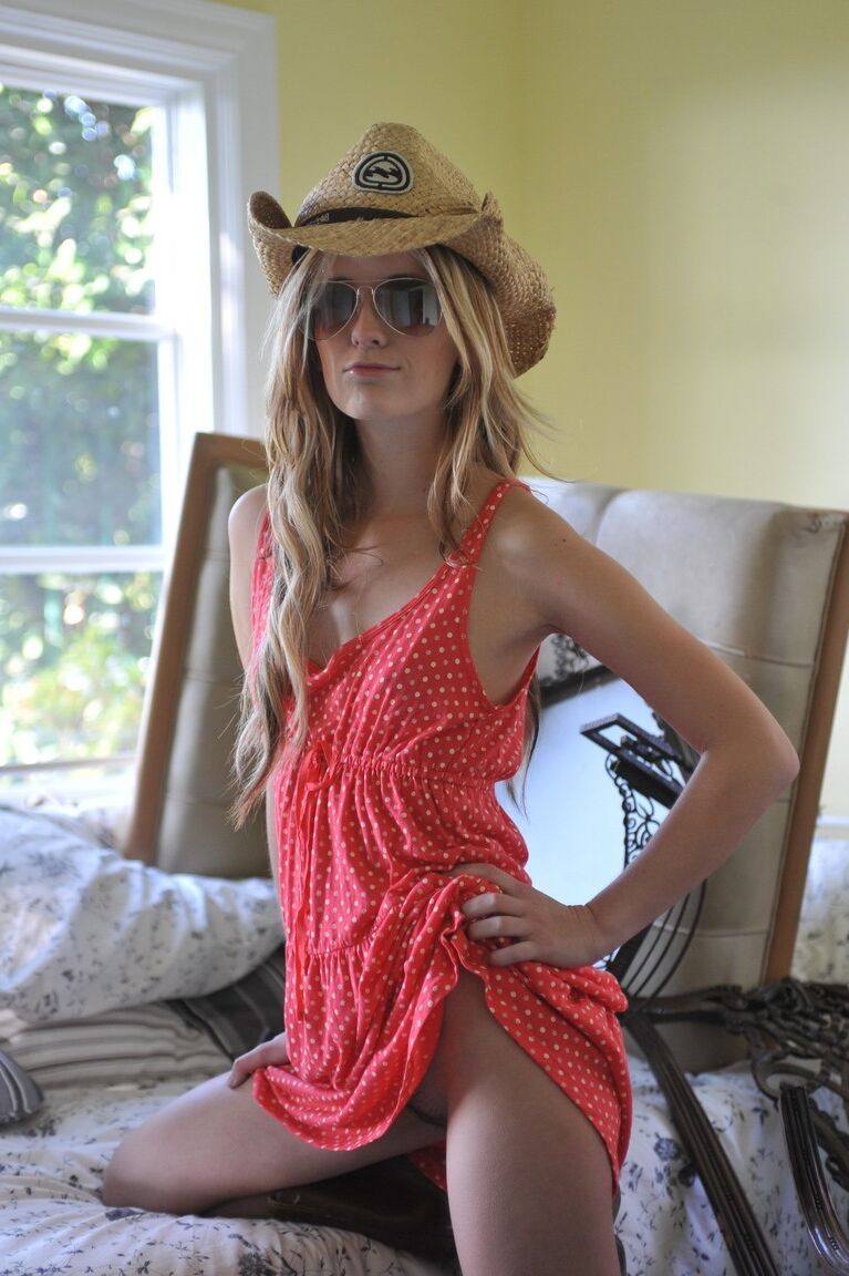 Sarah James, mannequin glamour de 12P, exhibe sa chatte nue avant de se déshabiller et de mettre ses bottes.