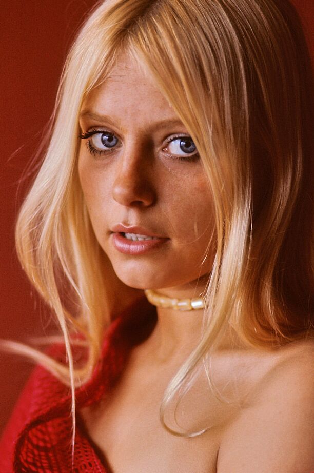 15P La pequeña rubia vestida de rojo Anulka Dziubinska muestra sus tetas naturales y su matorral