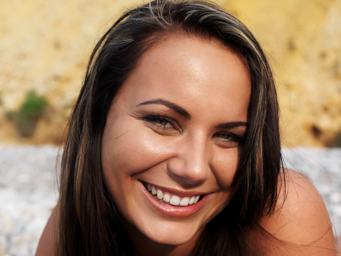 21P Doce adolescente com seios naturais Nataly posa nua em uma praia rochosa