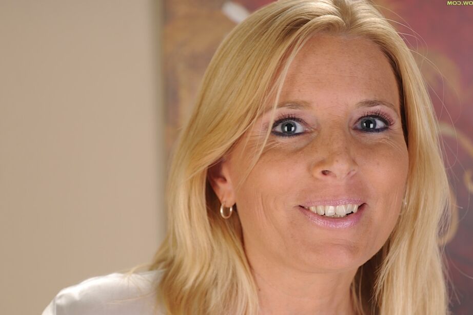 16P Sky Martin muestra sus grandes tetas maduras perfectas y su culo apretado