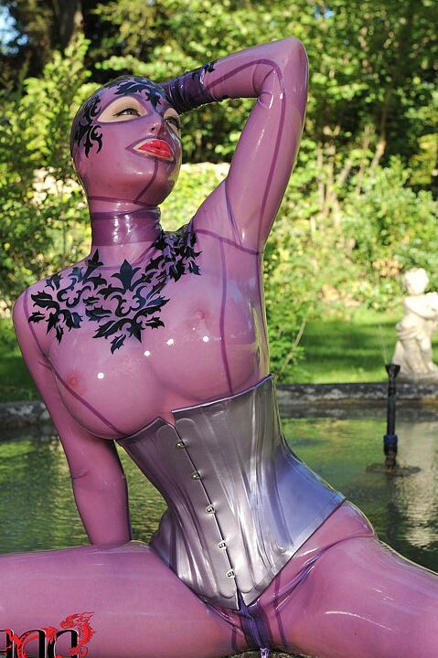 16P House Of Taboo Látex Lucy MILF Britânico Exterior BDSM