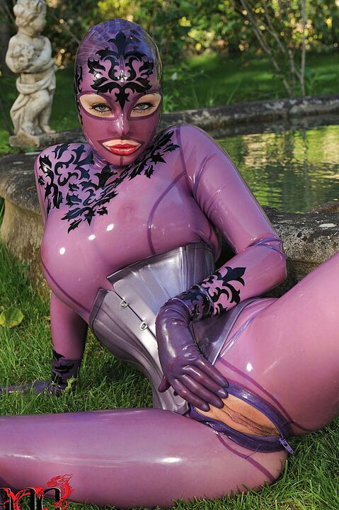 16P House Of Taboo Látex Lucy MILF Britânico Exterior BDSM
