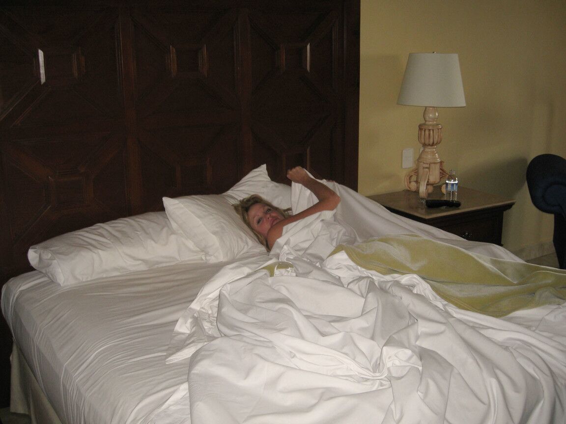 15P La MILF rubia de grandes tetas Kelly Madison posa en la cama en una acción caliente en solitario
