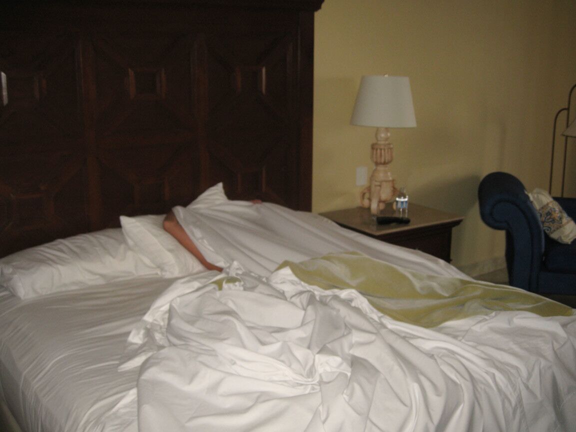 15P La MILF rubia de grandes tetas Kelly Madison posa en la cama en una acción caliente en solitario
