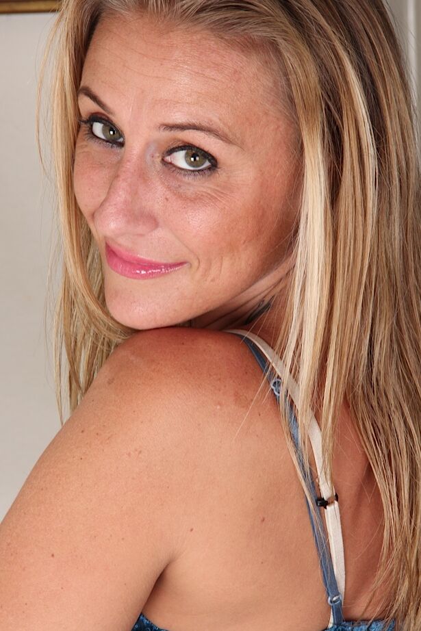 16P La rubia tatuada Sky está absolutamente desnuda ante la cámara