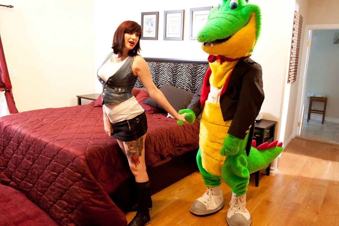 17P Teen brunette Shay Ryan fucks a guy with a huge dick in an alligator costume