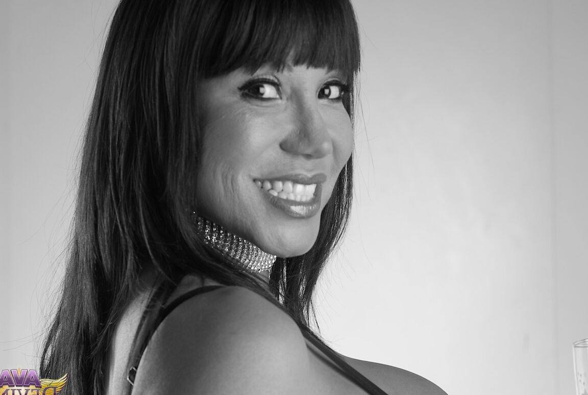 15P A mulher asiática Ava Devine derrama álcool em seus seios enormes em ação solo