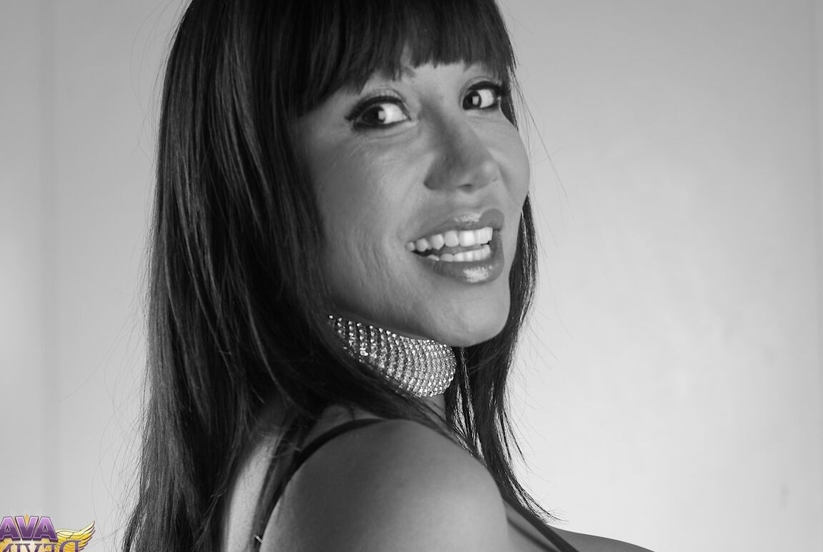 15P A mulher asiática Ava Devine derrama álcool em seus seios enormes em ação solo