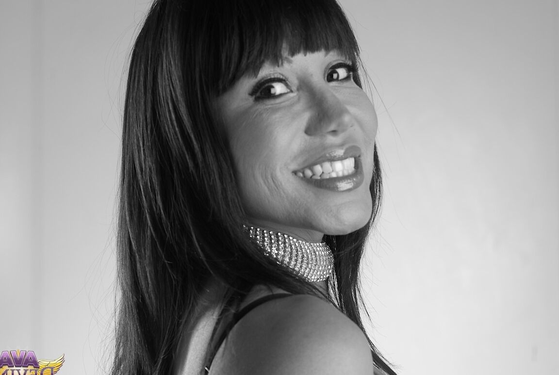 15P A mulher asiática Ava Devine derrama álcool em seus seios enormes em ação solo