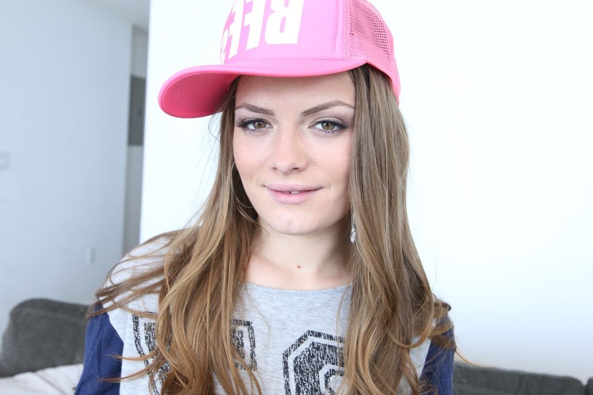 19P A gostosa garota do skate Monica Rise abaixa o short e revela um saque atraente
