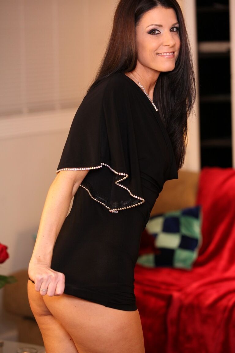 19P Sensacional pornstar India Summer revela seus seios totalmente naturais