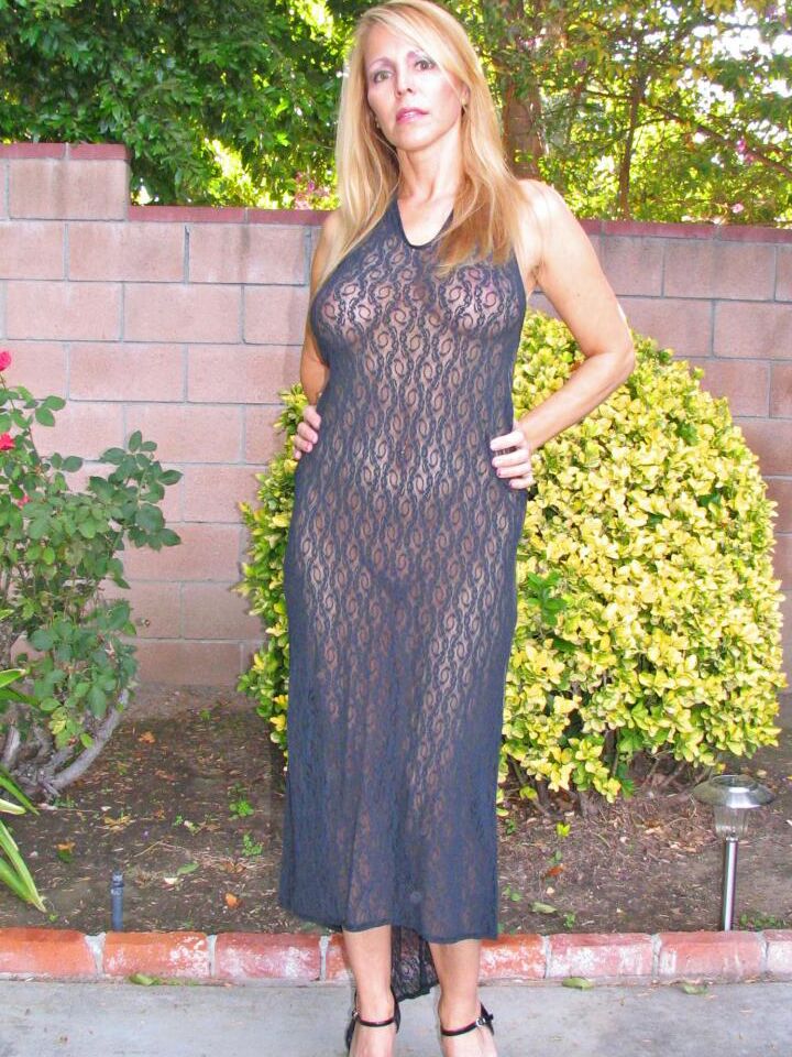 17P Attraktive MILF Nicole Moore lässt sich ihre saftige Möse und ihre phänomenalen Titten knallen