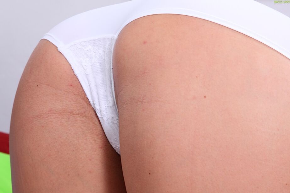 16P Puta madura com tesão Shay Fox está tirando a roupa de jeans apertados