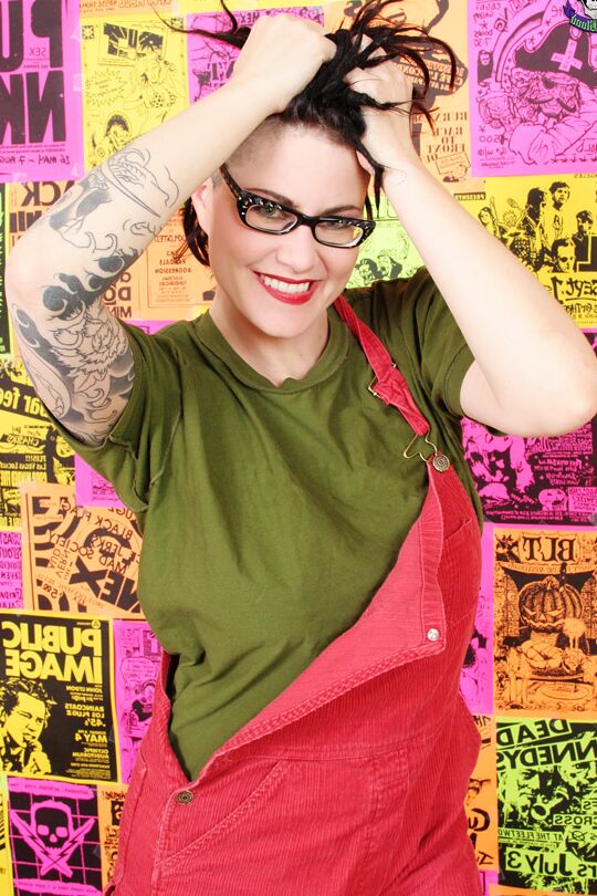 16P La punk tatouée Michelle Aston doigte sa chatte taillée pendant une action en solo