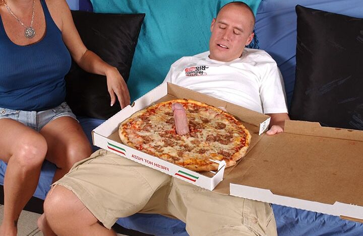 Die 16P reife Sexbombe Rachel Rivers wichst und fickt den riesigen Schwanz eines Pizzaboten