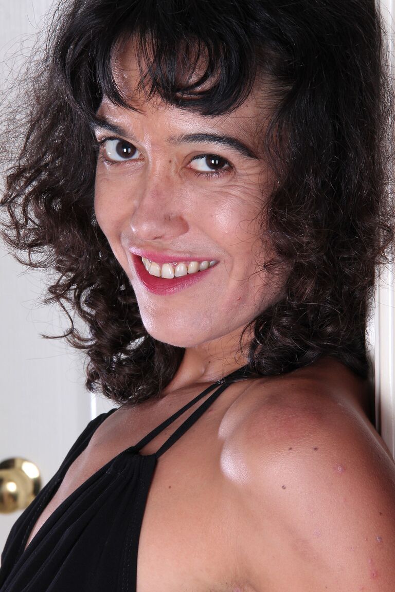 21P Adorável amadora MILF Echo exibe seus peitos pequenos
