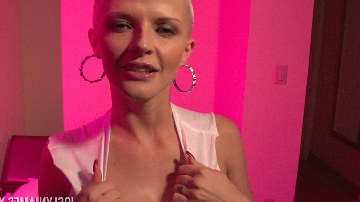 21P Joslyn James de cabelos curtos mostra sua bunda grande