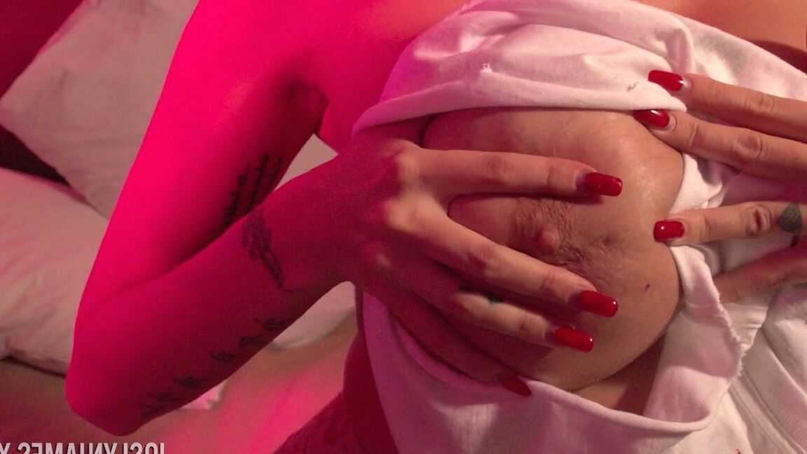 21P Joslyn James de cabelos curtos mostra sua bunda grande