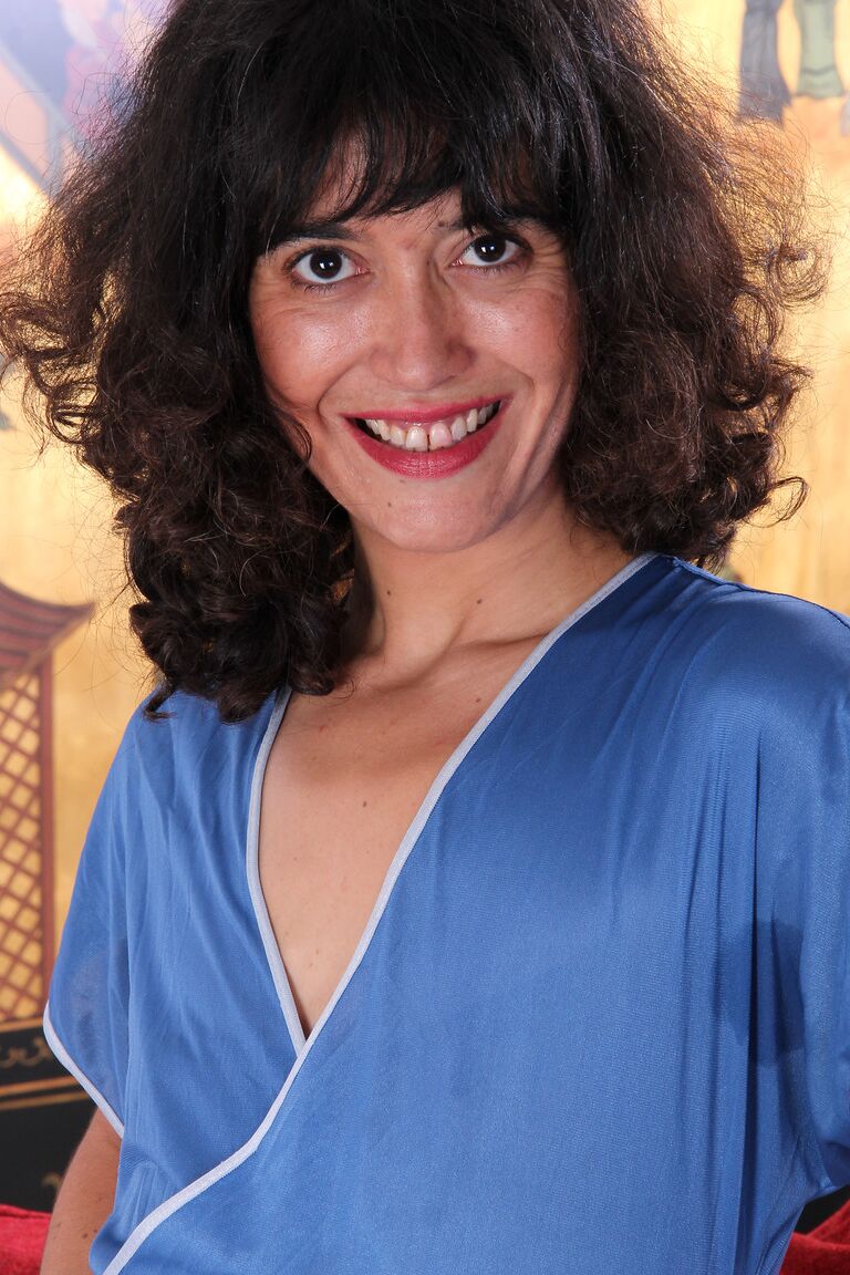 21P Charmosa amadora MILF Echo posa em sua lingerie preta transparente