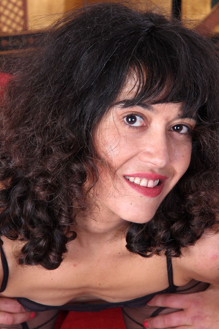 21P Charmosa amadora MILF Echo posa em sua lingerie preta transparente