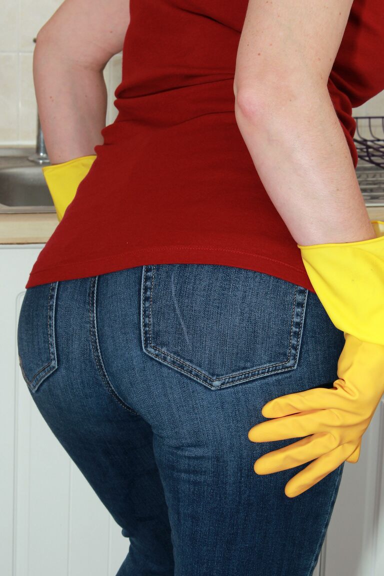 21P Short-haired MILF Olivia G strips & masturbates while doing housework