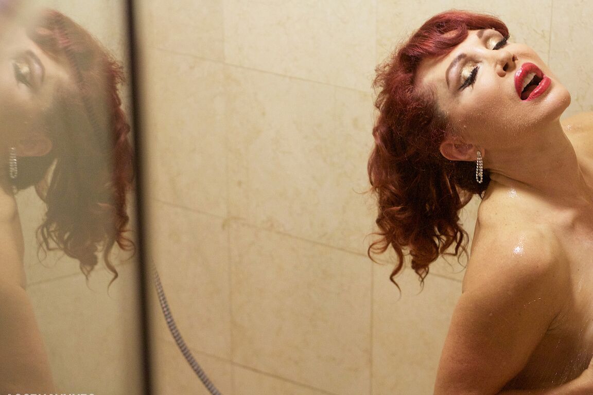 15P La star du porno MILF sexy Vanessa se mouille ses gros seins sous la douche