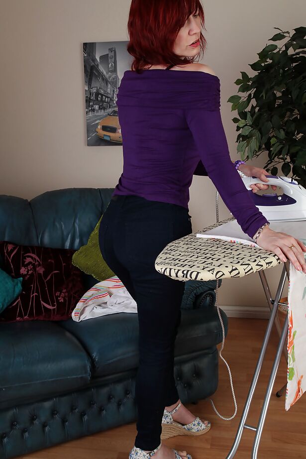 16P Action de déshabillage en gros plan avec la merveilleuse fille mature Scarlet Rose
