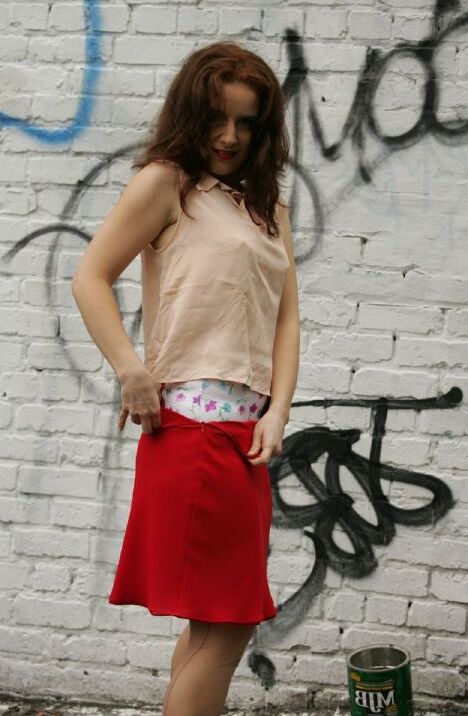 12P Adorable fille mature enlevant ses vêtements et posant en lingerie en plein air